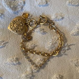 Unique gold coloured bracelet with heart charm